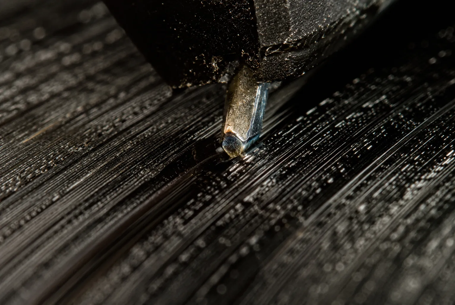 One groove is sharp and the neighbouring ones dissolve within a millimetre.